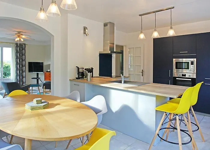 Superb Contemporary 3 Bed Villa *